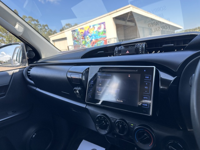 2020 Toyota Hilux - Image 3