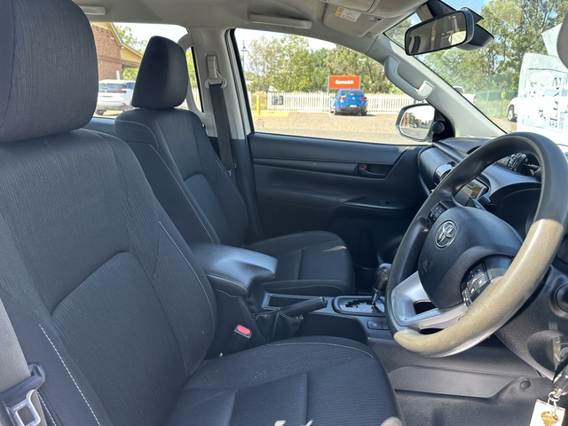 2020 Toyota Hilux - Image 11