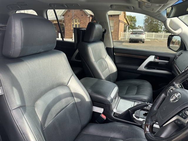 2020 Toyota LandCruiser - Image 10