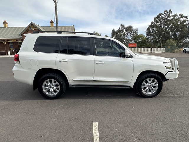 2020 Toyota Landcruiser - Image 11