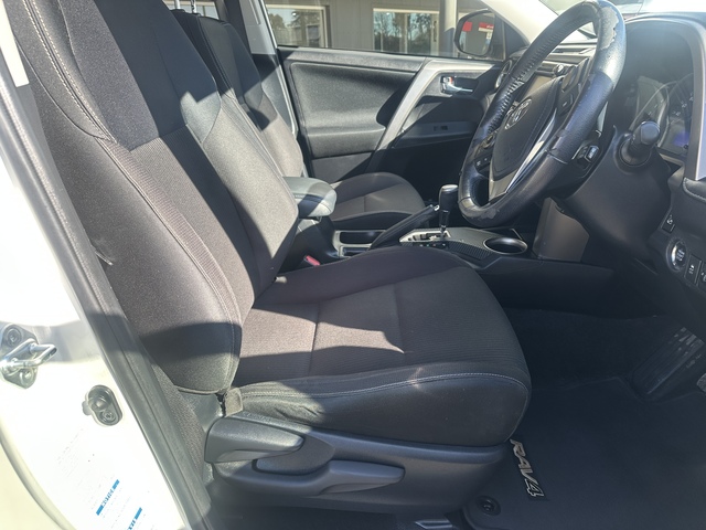 2015 Toyota RAV4 - Image 8