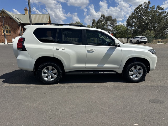 2022 Toyota Prado - Image 8